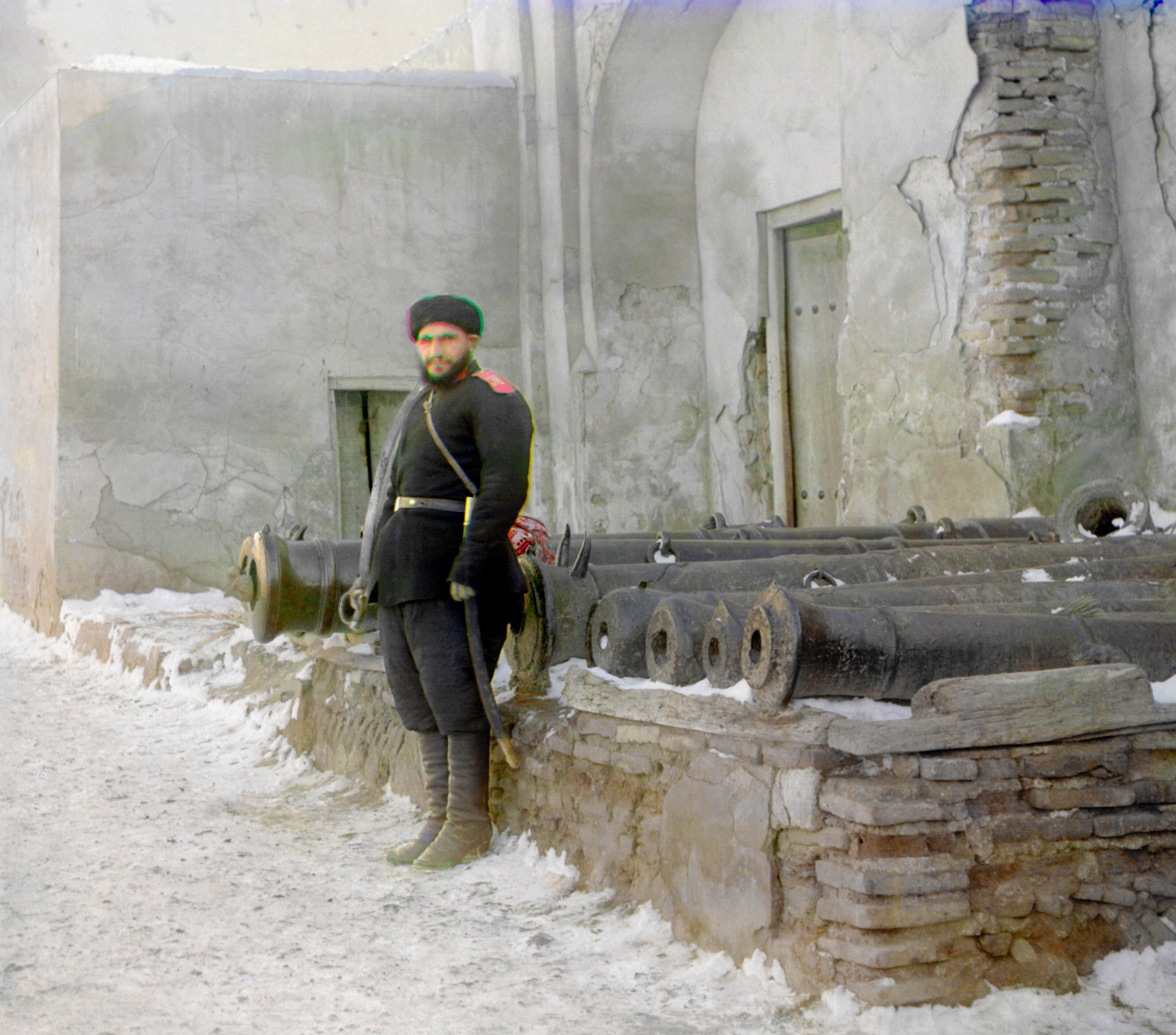 Часовой у дворца и старые пушки. Бухара, 1905-1915, фотограф Сергей Прокудин-Горский