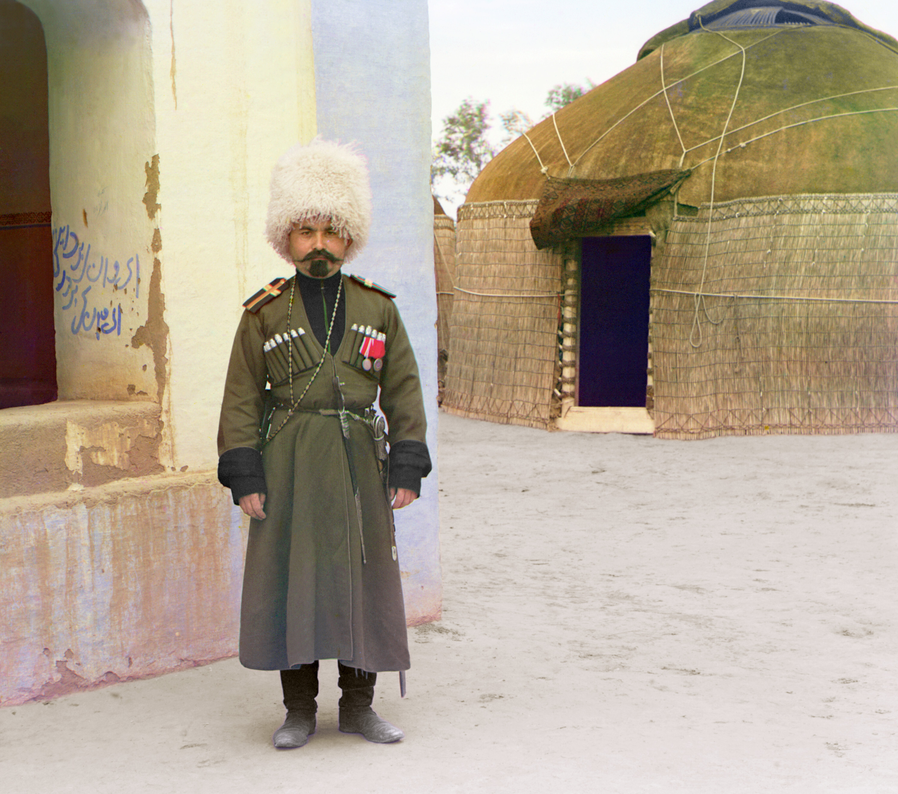 Человек в форме у здания, на заднем плане юрта, 1905-1915, фотограф Сергей Прокудин-Горский