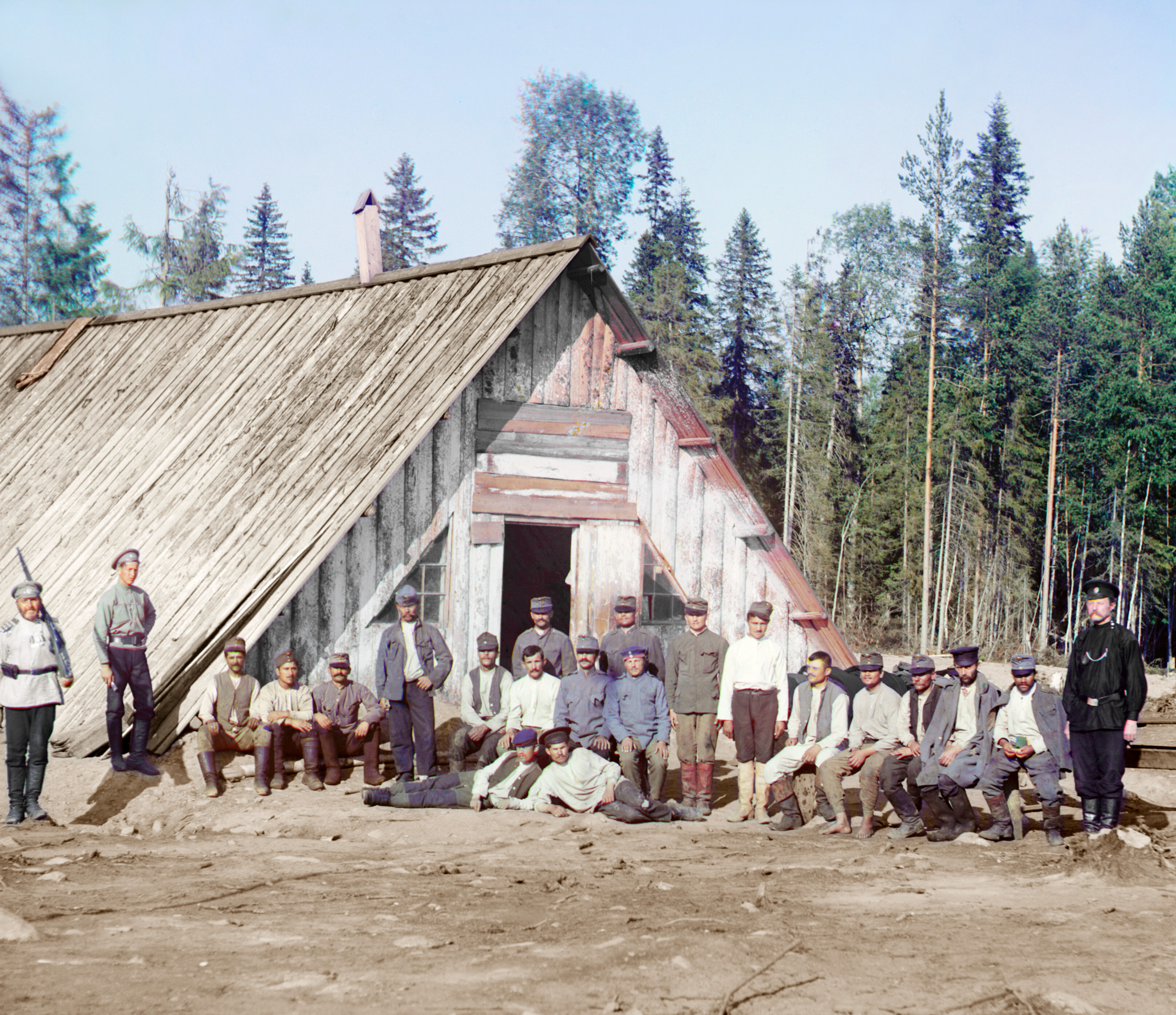 Австрийские военнопленные у казармы недалеко от Киаппезельги, 1915, фотограф Сергей Прокудин-Горский