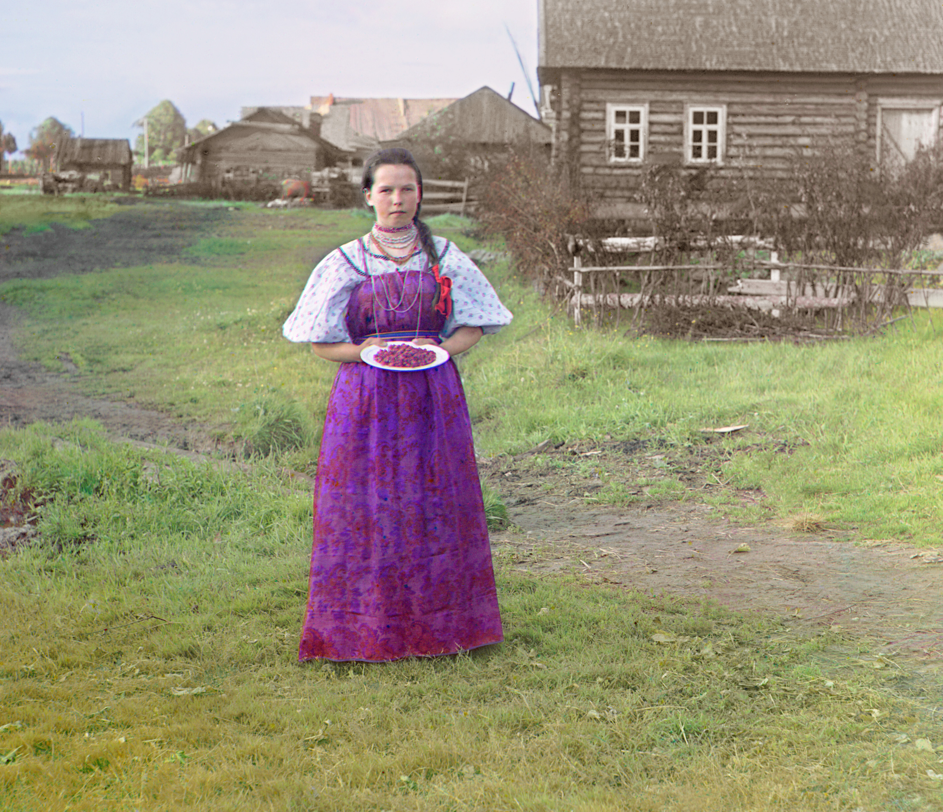 Девушка с клубникой. Российская империя, 1909, фотограф Сергей Прокудин-Горский