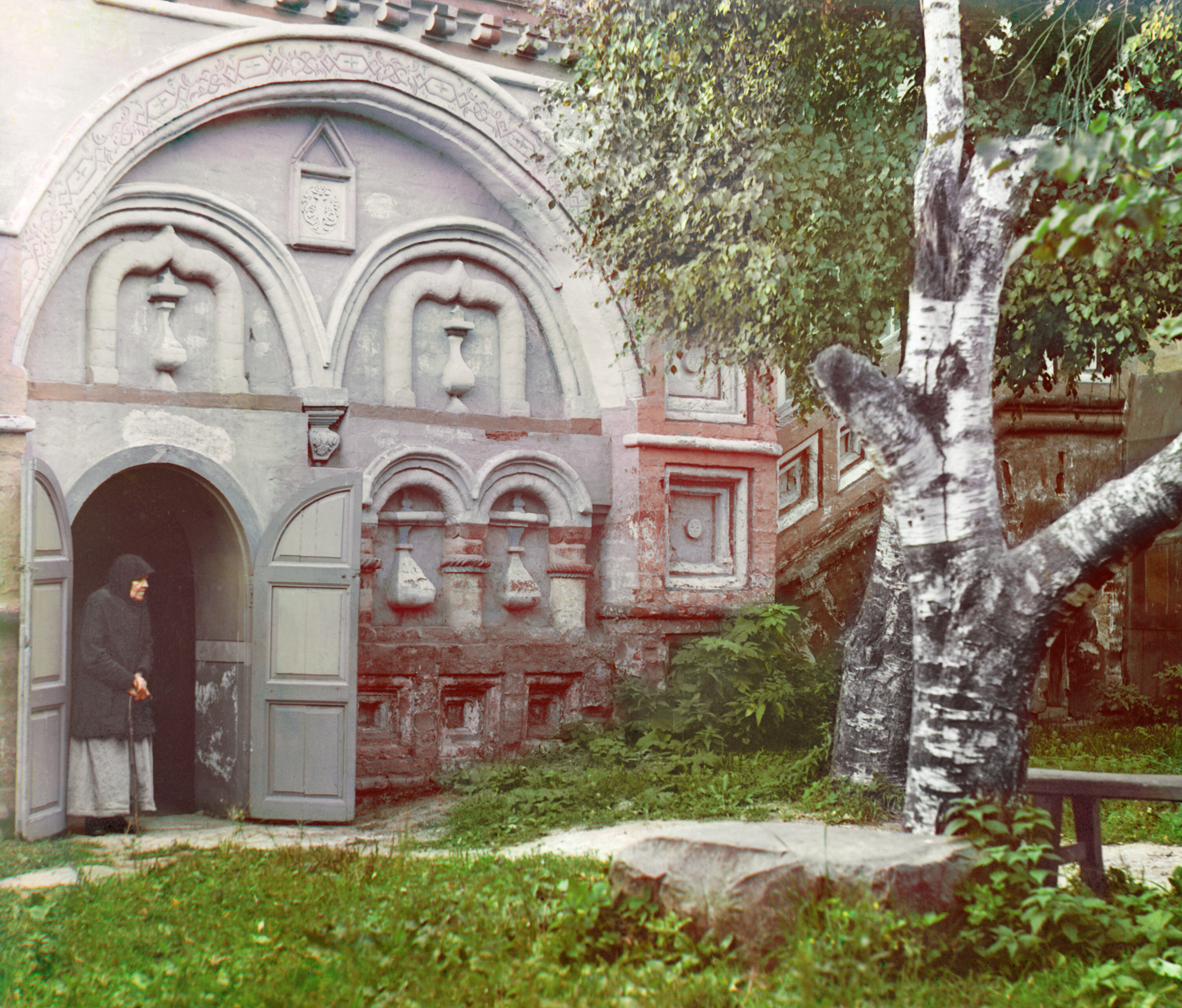 Изучать. Во дворе Воскресенской церкви. Кострома, 1910, фотограф Сергей Прокудин-Горский