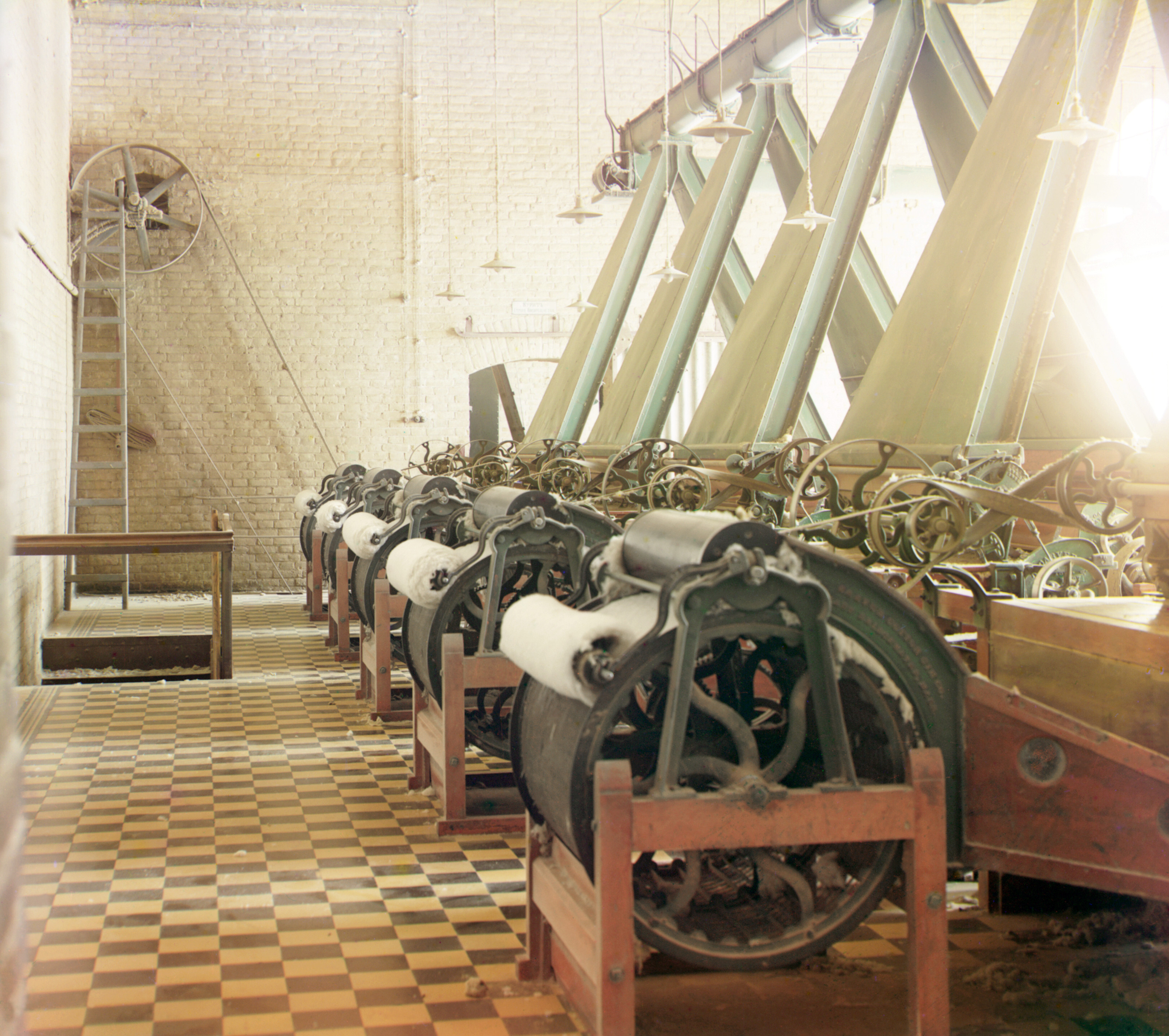 Интерьер хлопчатобумажной фабрики с машинами по производству хлопчатобумажной нити, вероятно, в Ташкенте, 1905-1915, фотограф Сергей Прокудин-Горский