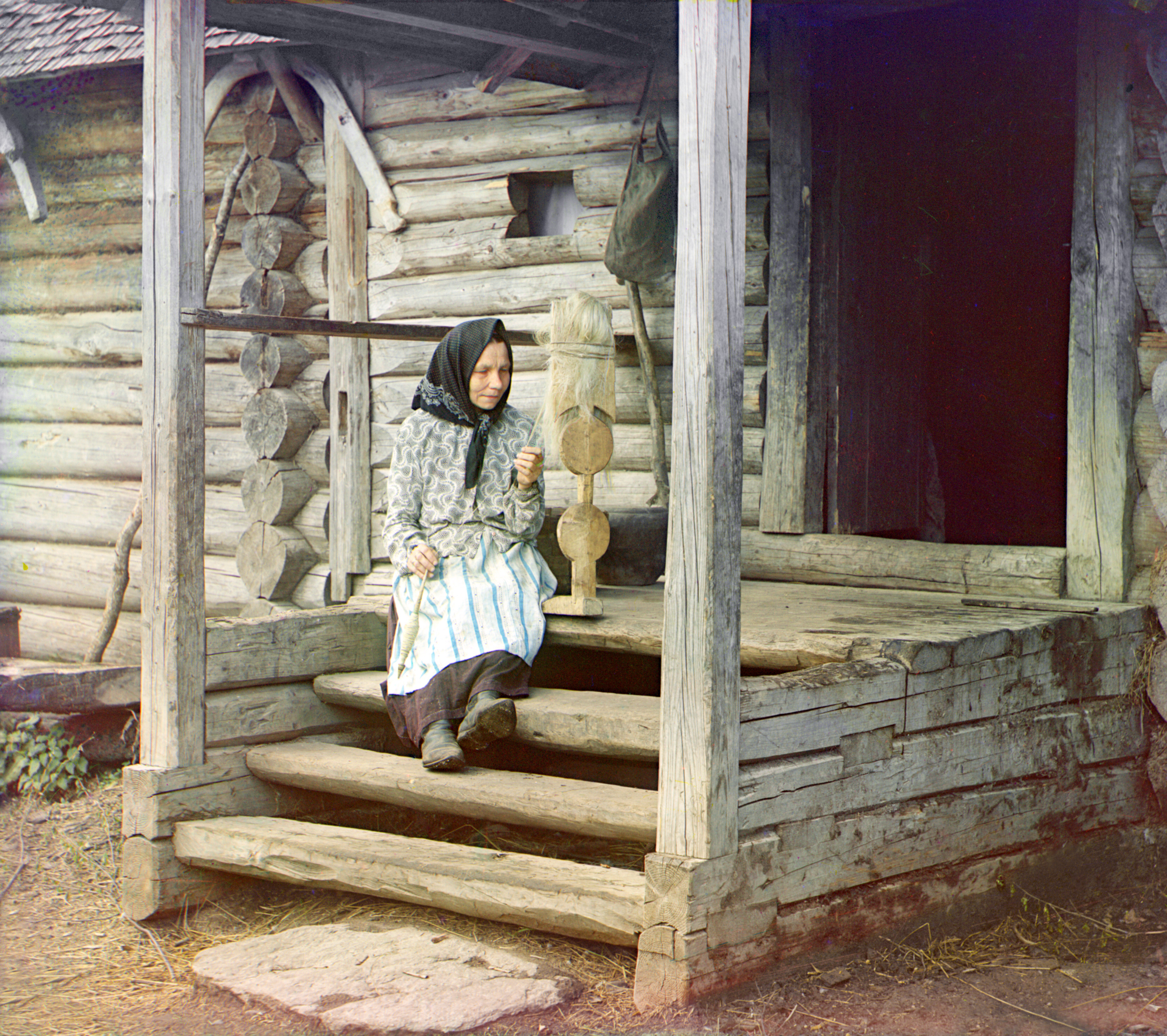 Прядильная пряжа. В селе Изведово., 1910, фотограф Сергей Прокудин-Горский