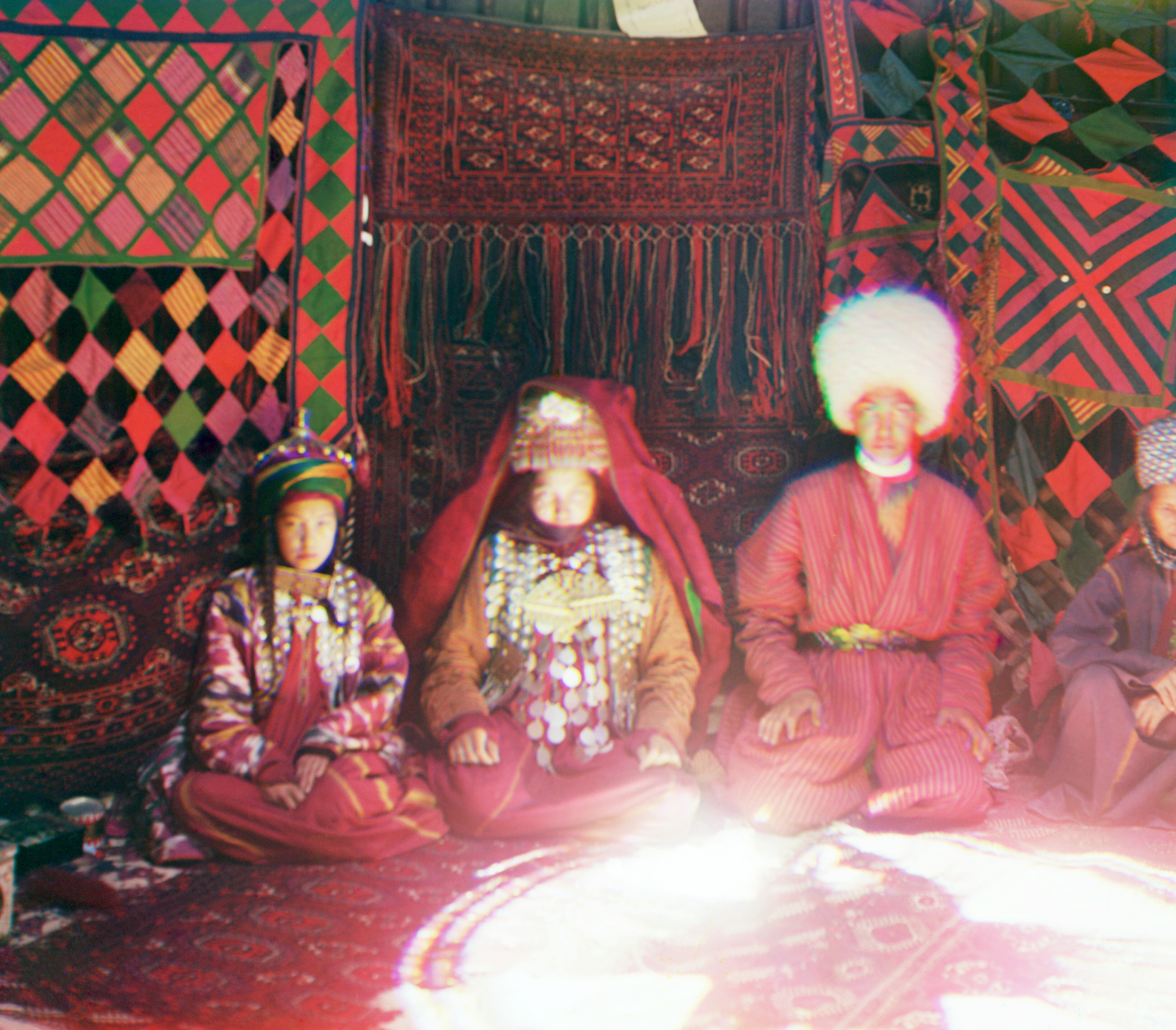 Четверо сидят на ковре на фоне ткани, 1905-1915, фотограф Сергей Прокудин-Горский
