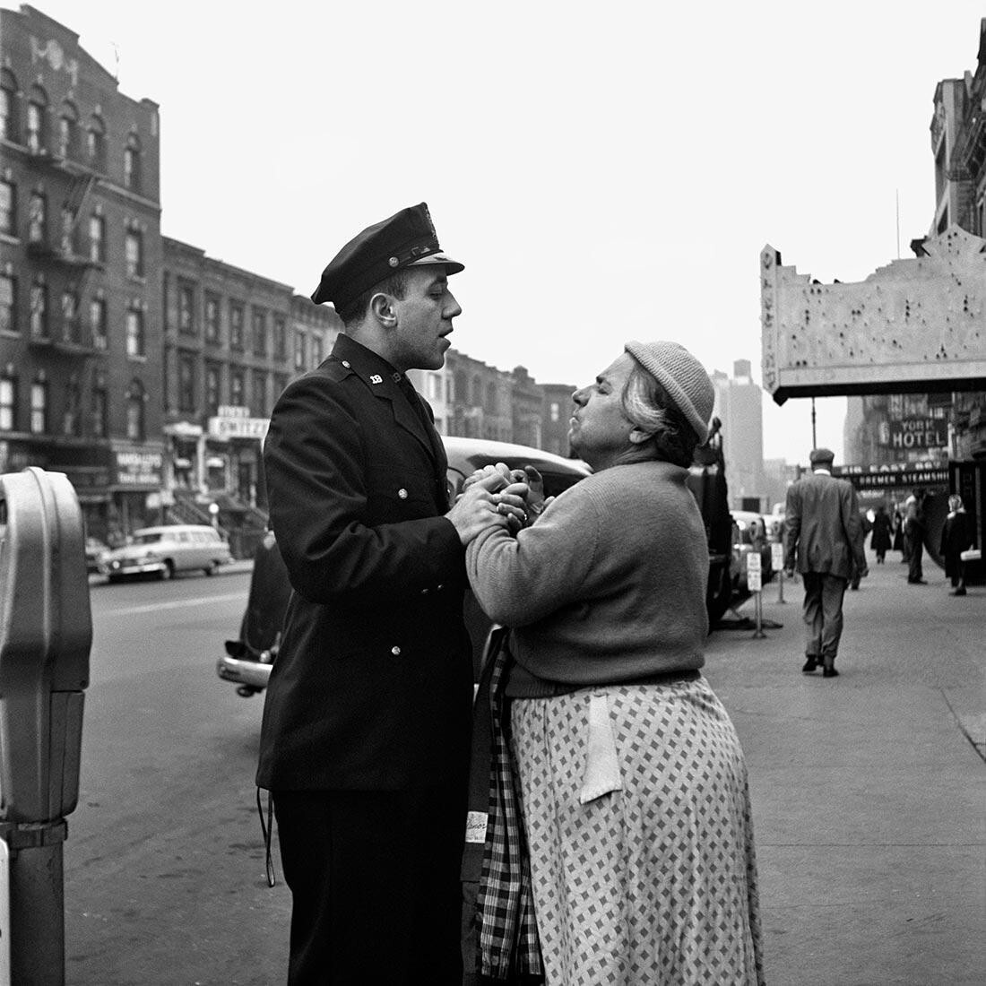 Армянка сражается на Восточной 86-й улице, сентябрь 1956 г., Нью-Йорк, штат Нью-Йорк. Фотограф Вивиан Майер