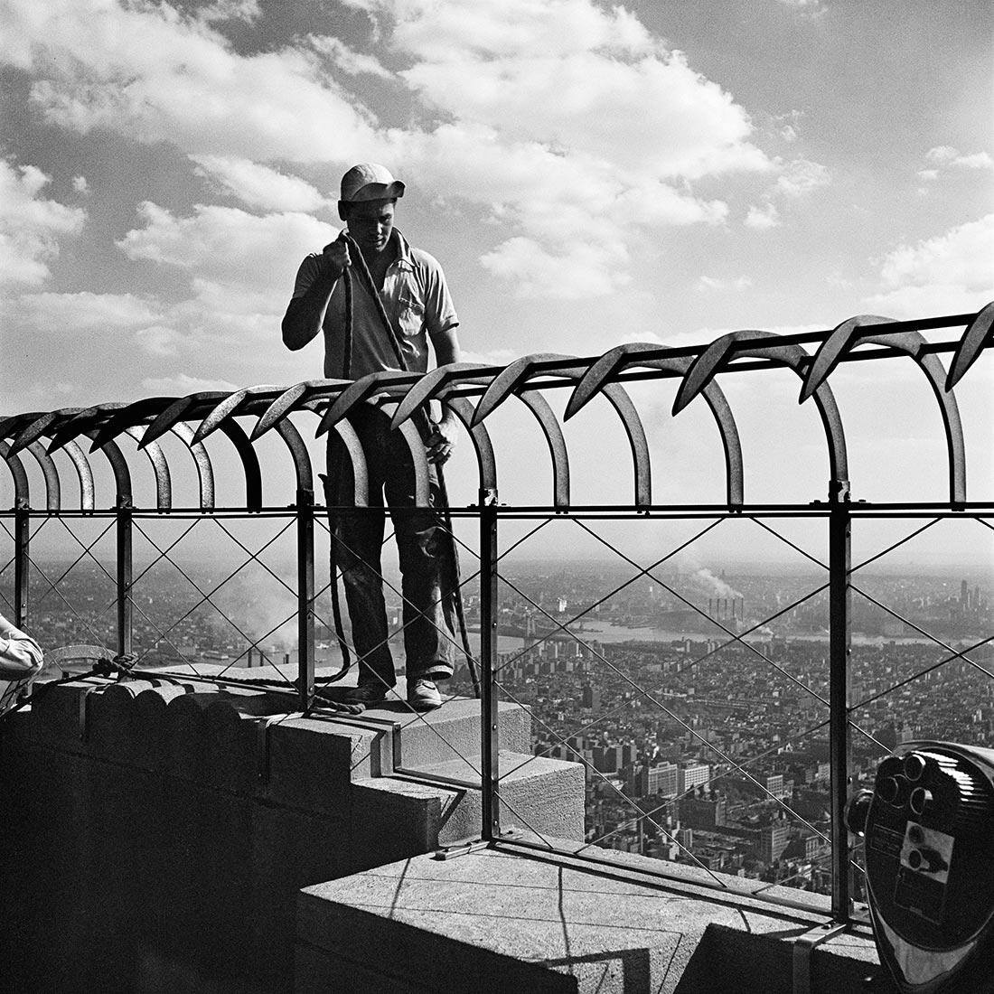 Смотровая площадка Эмпайр-стейт-билдинг, 1954 год, Нью-Йорк, штат Нью-Йорк. Фотограф Вивиан Майер