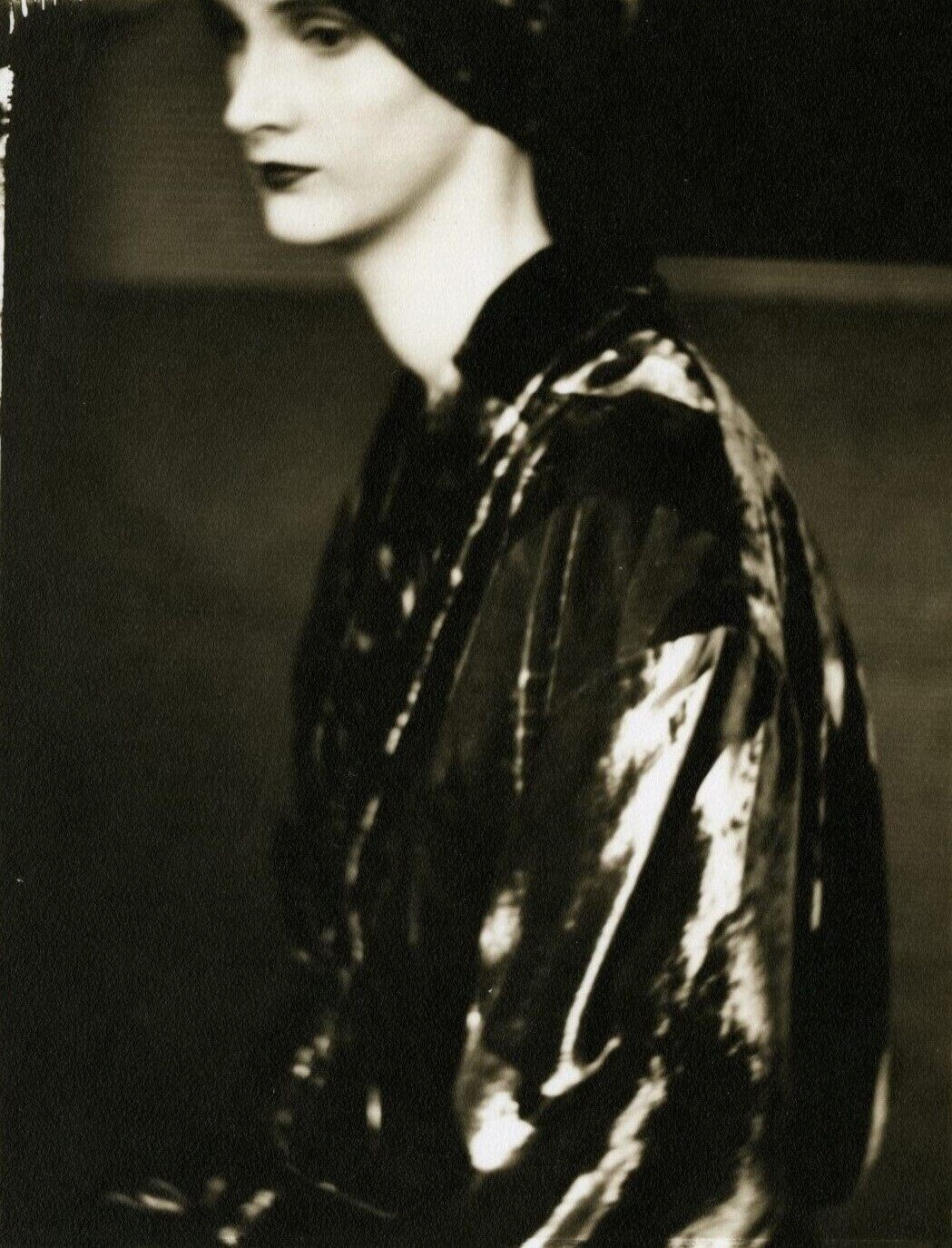 Саша Робертсон в платье Джорджины фон Эцдорф, 1987 год. Фотограф Сара Мун
