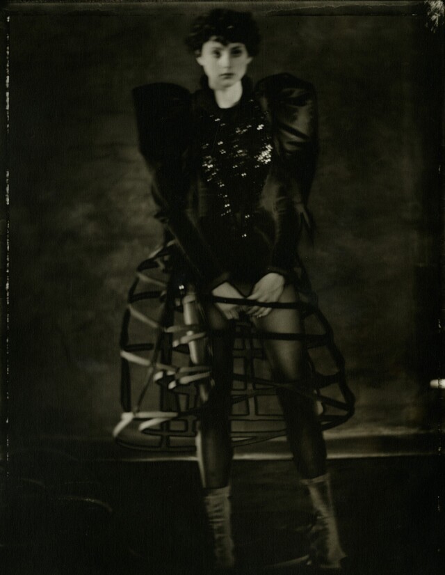Модный снимок (кринолин), 1995 год. Фотограф Сара Мун