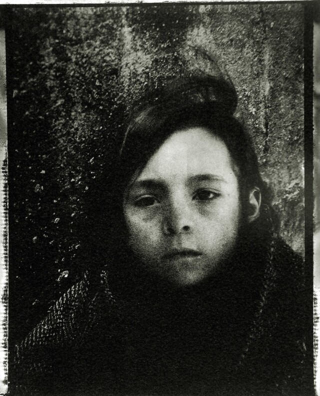 Джейн, младшая, которой было всего семь лет, решила не плакать, 2000 год. Фотограф Сара Мун