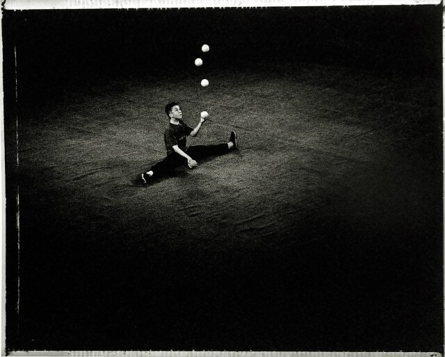 Дмитрий ведет себя так, будто ничего не произошло, Один на ринге снова и снова, каждый день он жонглирует в воздухе. 2000 год. Фотограф Сара Мун