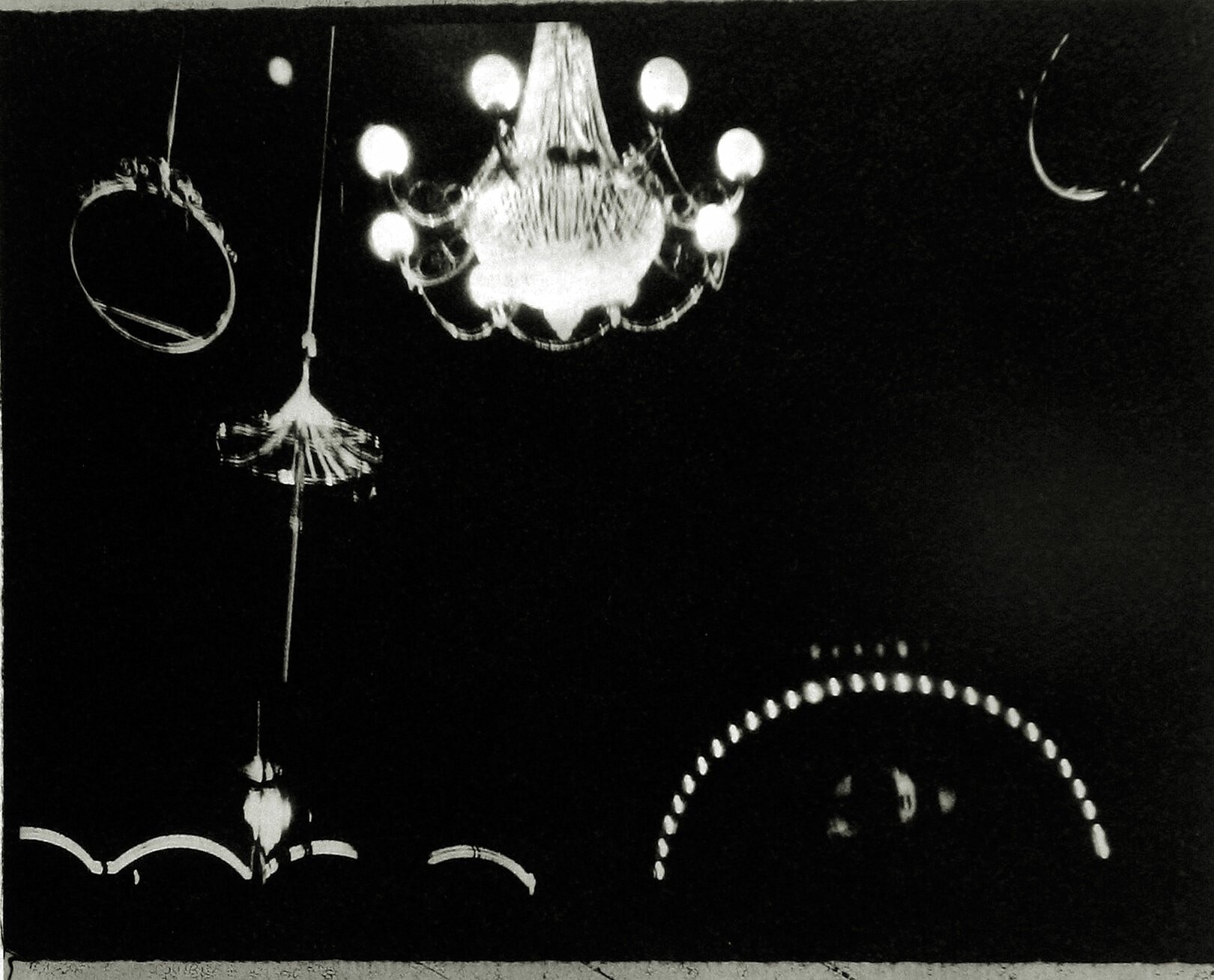 Зажглись огни, акробаты перелетели с одного круга на другой, без сетки и Настасье зааплодировали еще больше. 2000 год. Фотограф Сара Мун
