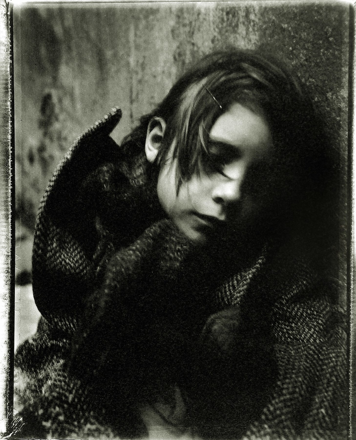 Замерзшая, подавленная, она укрывается под мостом у железной дороги, зажигает спичку, чтобы согреть онемевшие пальцы, потом еще и еще, на секунду закрывает глаза, мечтает. 2000 год. Фотограф Сара Мун