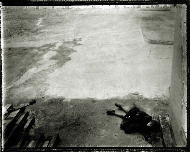 На следующий день, рано утром, под мостом у тропы Джейн находят мертвой, замерзшей. 2000 год. Фотограф Сара Мун
