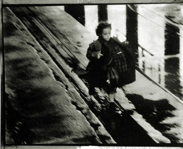 Она бежит под мостом вдоль железной дороги, 2000 год. Фотограф Сара Мун