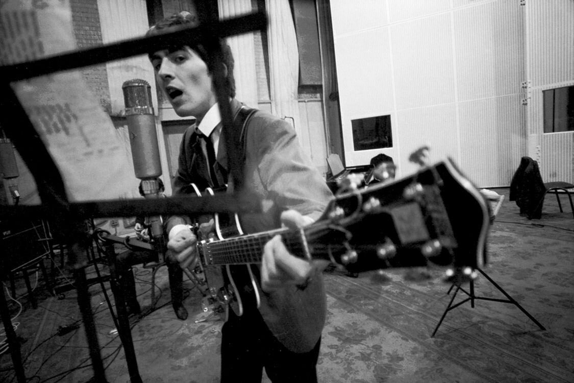 Гитарист и певец Джордж Харрисон из рок-группы The Beatles в Studio 2 в Abbey Road Studios записывает второй LP группы под названием With The Beatles, 12 сентября 1963 года. Фотограф Норман Паркинсон