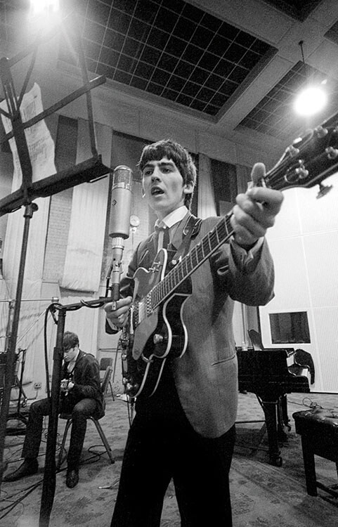 Гитарист и певец Джордж Харрисон из рок-группы The Beatles в Studio 2 в Abbey Road Studios записывает второй LP группы под названием With The Beatles, 12 сентября 1963 года. Фотограф Норман Паркинсон
