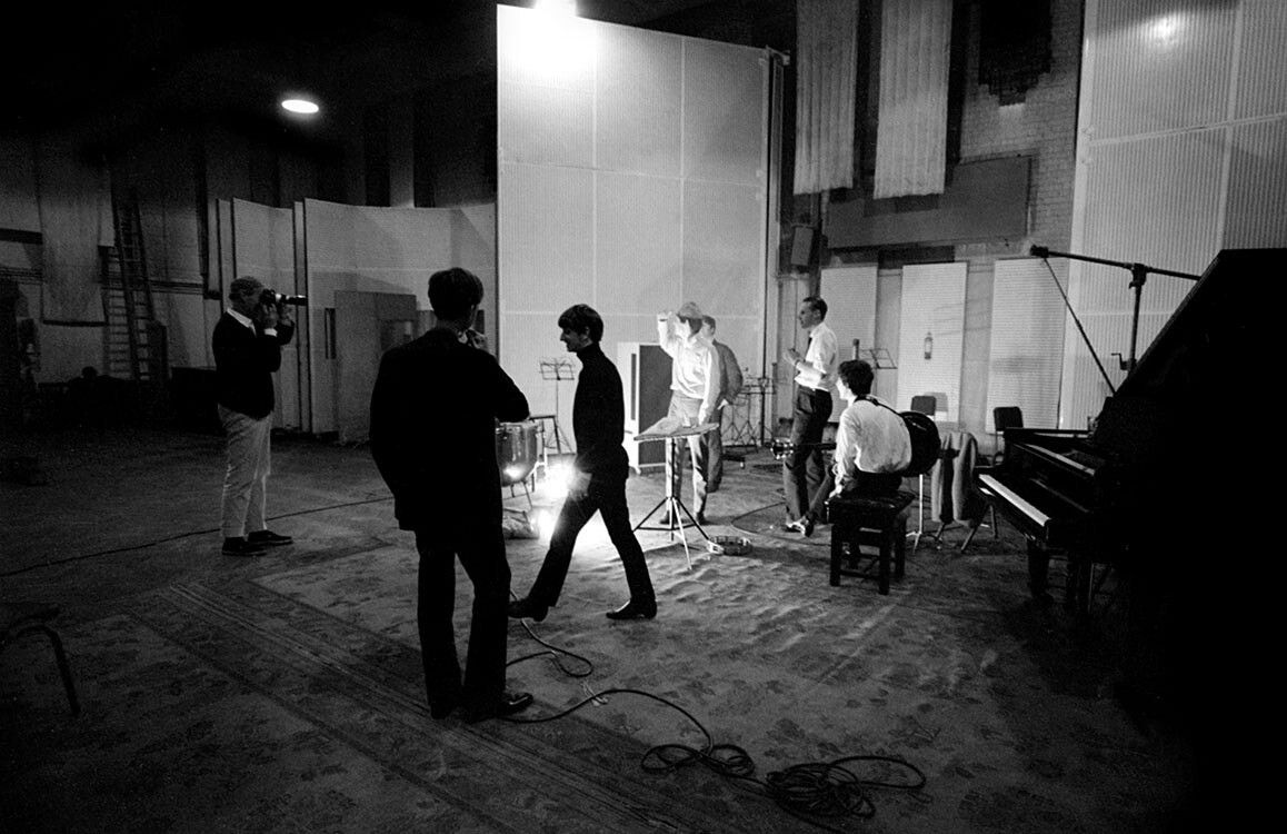 The Beatles в Studio 2 в Abbey Road Studios во время записи второго LP группы под названием With The Beatles, 12 сентября 1963 года. Фотограф Норман Паркинсон