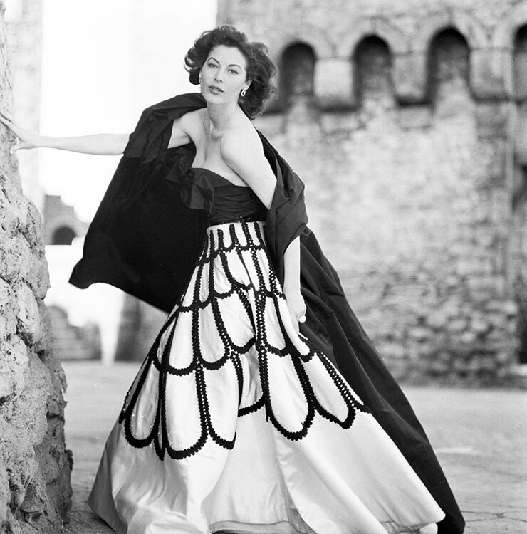 Ава Гарднер в Испании во время съемок роли королевы Гвиневры в фильме 1953 года Рыцари круглого стола. Vogue, декабрь 1953 года. Фотограф Норман Паркинсон