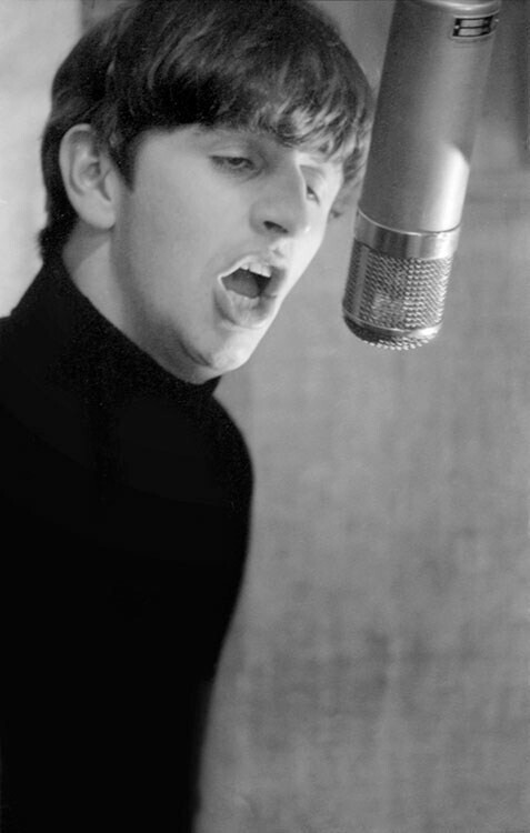 Музыкант Ринго Старр из рок-группы The Beatles в Studio 2 в Abbey Road ...