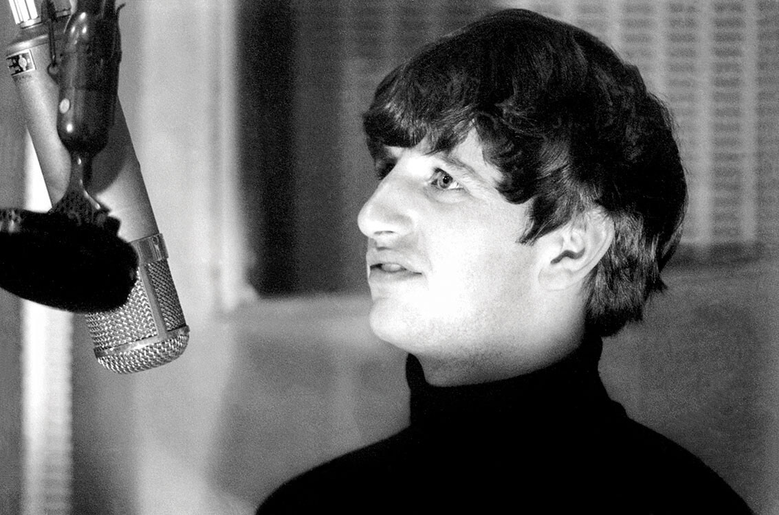 Музыкант Ринго Старр из рок-группы The Beatles в Studio 2 в Abbey Road Studios записывает второй LP группы под названием With The Beatles, 12 сентября 1963 года. Фотограф Норман Паркинсон