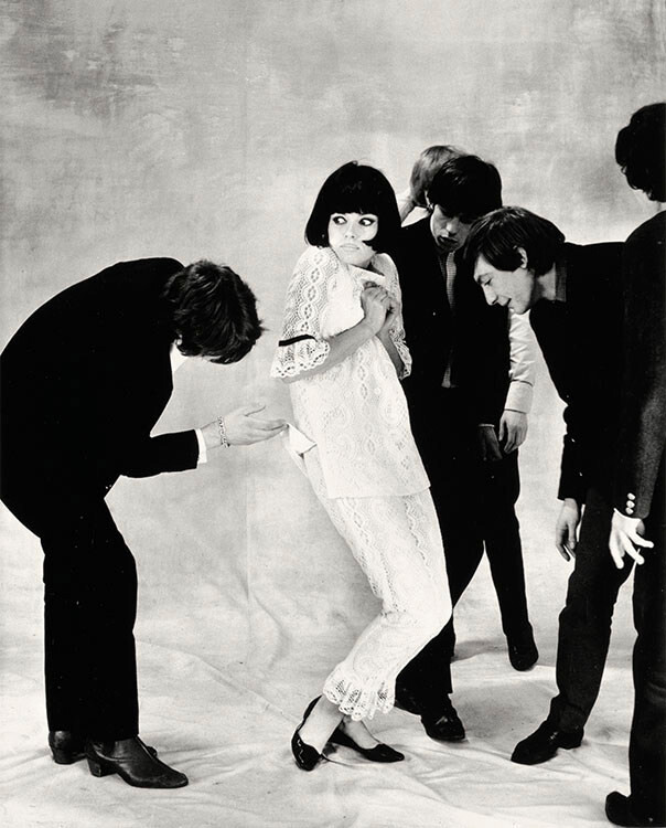 Николь де Ламарже позирует для фотосессии с рок-группой The Rolling Stones для фильма Queen Как убить пять камней одной птицей, 22 апреля 1964 года. Фотограф Норман Паркинсон
