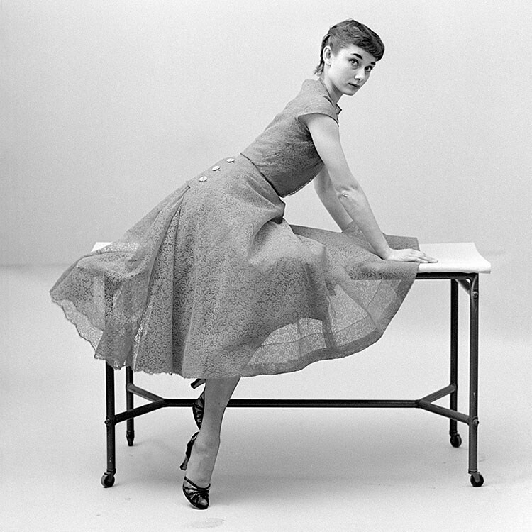 Одри Хепберн во время фотосессии для американского Vogue, 24 января 1952 года. Фотограф Норман Паркинсон