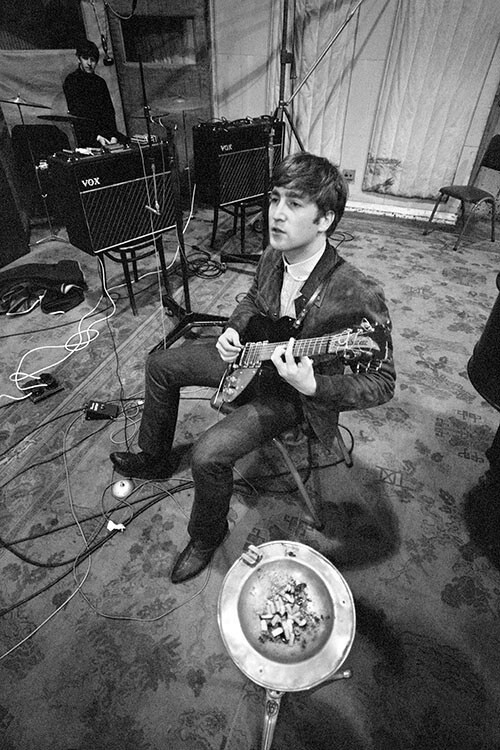 Певец и автор песен Джон Леннон из рок-группы The Beatles в Studio 2 в Abbey Road Studios записывает второй LP группы под названием With The Beatles, 12 сентября 1963 года. Фотограф Норман Паркинсон