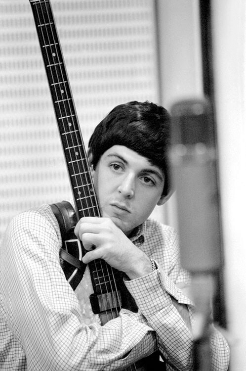 Певец и автор песен Пол Маккартни из рок-группы The Beatles в Studio 2 в Abbey Road Studios записывает второй LP группы под названием With The Beatles, 12 сентября 1963 года. Фотограф Норман Паркинсон