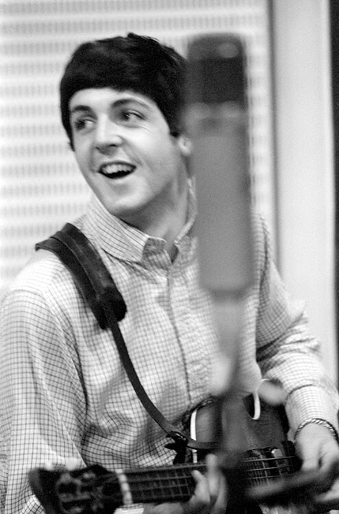 Певец и автор песен Пол Маккартни из рок-группы The Beatles в Studio 2 в Abbey Road Studios записывает второй LP группы под названием With The Beatles, 12 сентября 1963 года. Фотограф Норман Паркинсон