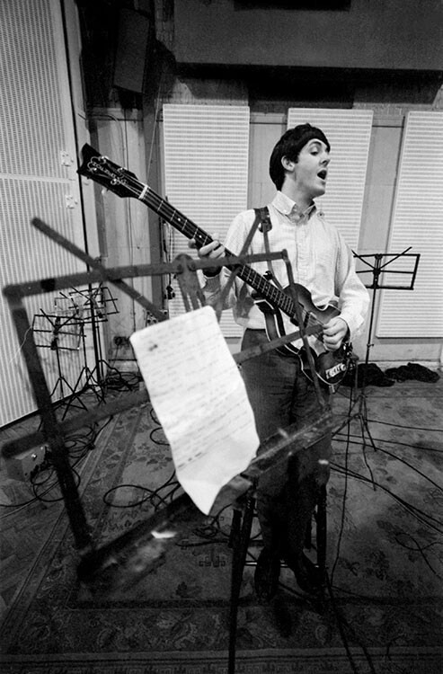 Певец и автор песен Пол Маккартни из рок-группы The Beatles во время записи второго альбома группы With The Beatles в студии Abbey Road, 12 сентября 1963 года. Фотограф Норман Паркинсон