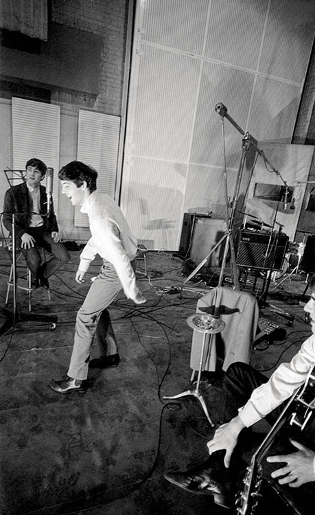 Певец и автор песен Пол Маккартни из рок-группы The Beatles дурачится во время записи второго LP группы с The Beatles в студии Abbey Road, 12 сентября 1963 года. Фотограф Норман Паркинсон