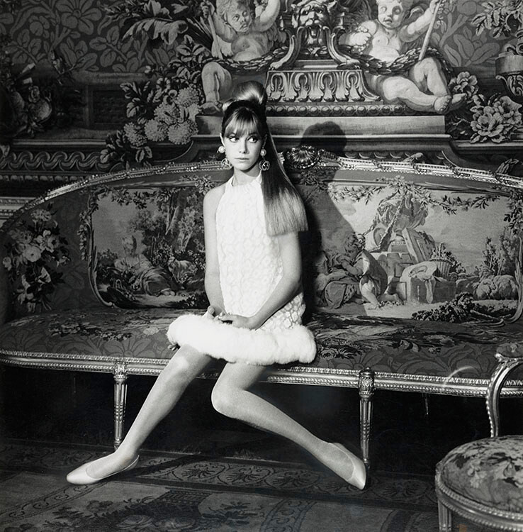 Певица, автор песен Джейн Биркин в белом шифоновом вечернем платье от John Bates. Vogue, 1 августа 1966 года. Фотограф Норман Паркинсон