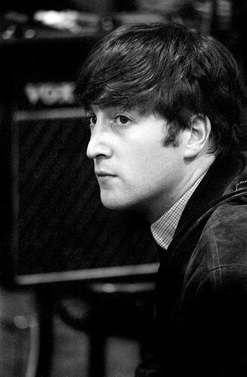Портрет певца и автора песен Джона Леннона из рок-группы The Beatles во время записи второго LP группы под названием With The Beatles в студии Abbey Road, 12 сентября 1963 года. Фотограф Норман Паркинсон