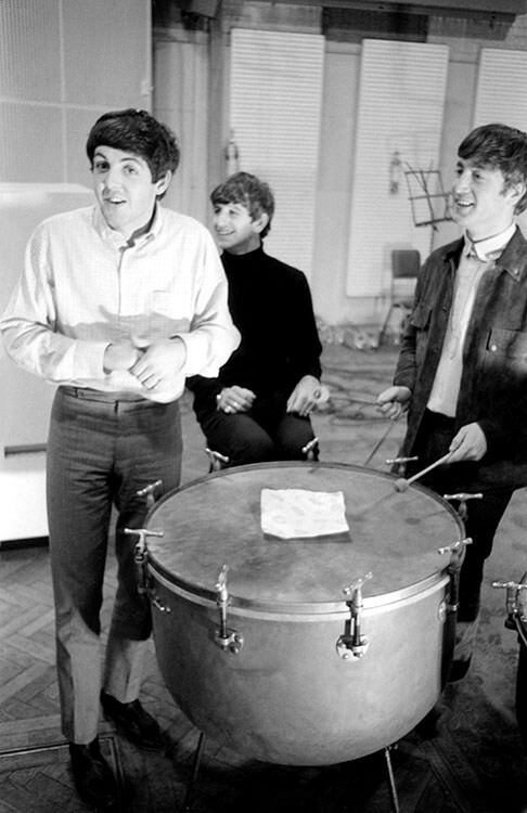 The Beatles в Studio 2 в Abbey Road Studios во время записи второго LP группы под названием With The Beatles, 12 сентября 1963 года. Фотограф Норман Паркинсон