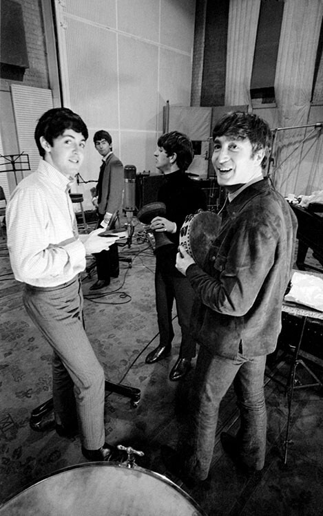 The Beatles в Studio 2 в Abbey Road Studios во время записи второго LP группы под названием With The Beatles, 12 сентября 1963 года. Фотограф Норман Паркинсон_