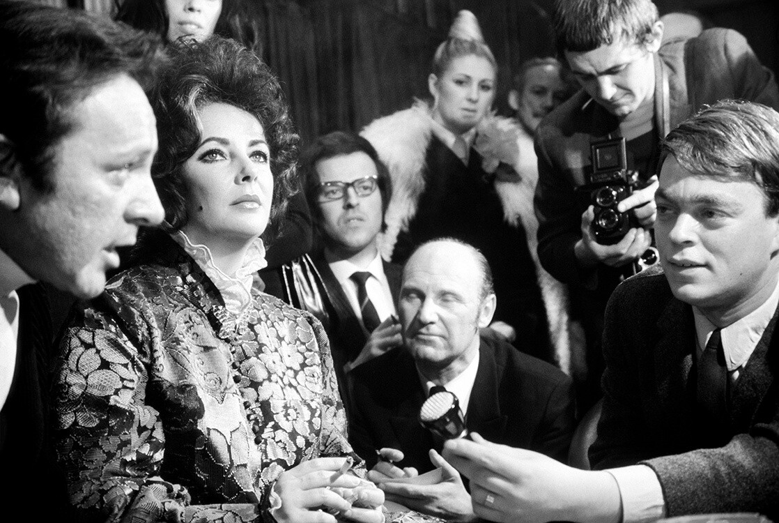 Элизабет Тейлор и ее муж Ричард Бертон во время пресс-конференции в ночном клубе Мулен Руж для фильма Бертона Синяя борода в Будапеште, 10 февраля 1972 года. Фотограф Норман Паркинсон