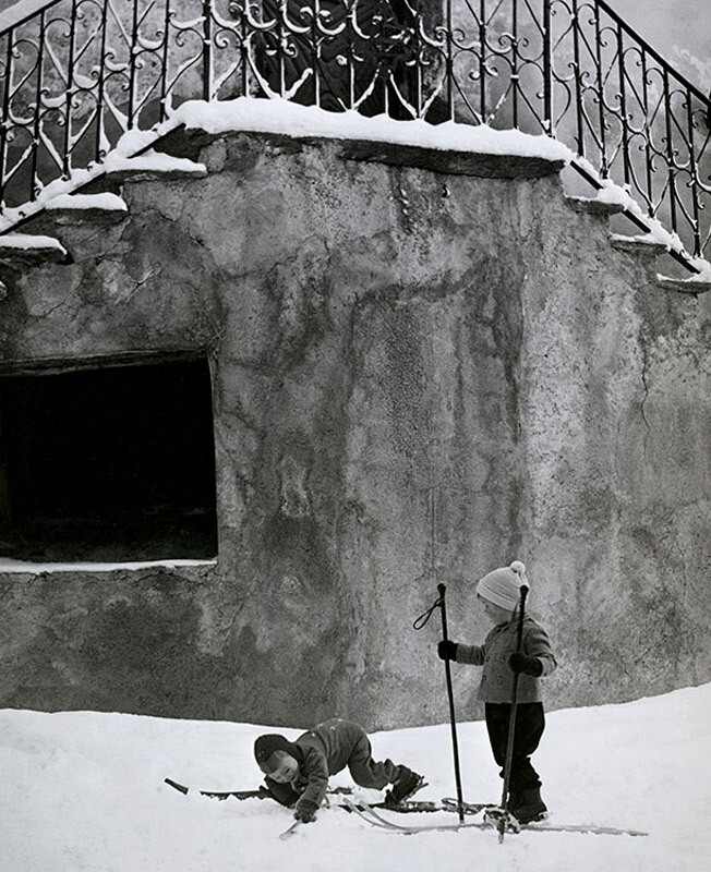 Уличная фотография детей на лыжах для Vogue, конец 1930-х годов. Фотограф Норман Паркинсон