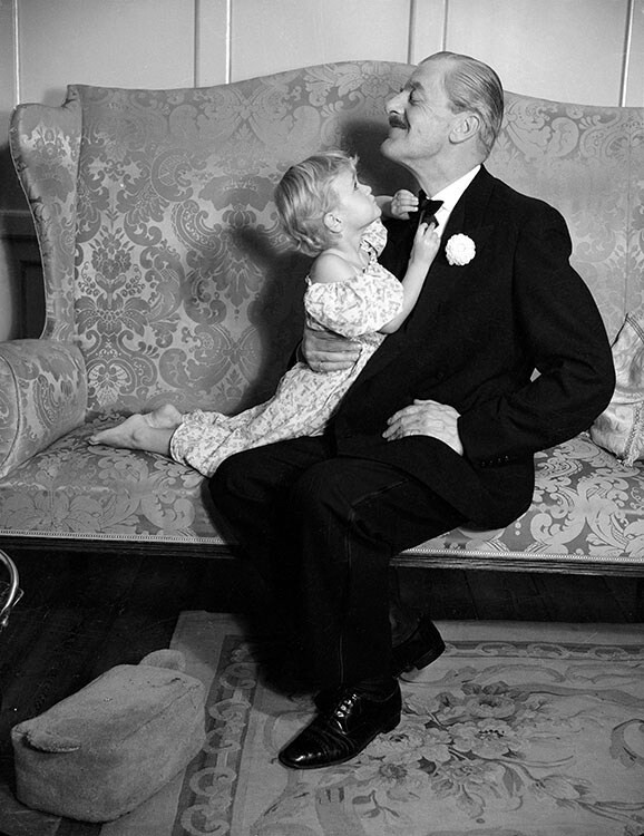 Арчи Кэмпбелл с юной Жозефиной Робертсон на диване, 1952 год. Фотограф Норман Паркинсон