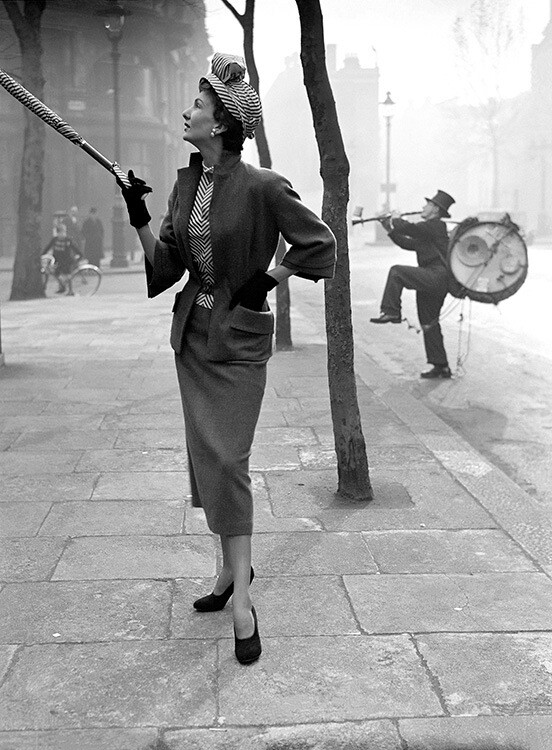 Барбара Гоален в костюме Питера Рассела, Vogue, март 1949 года. Фотограф Норман Паркинсон