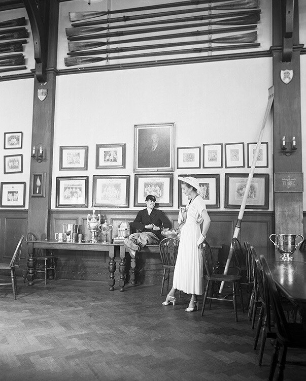 Барбара Гоален во время фотосессии для Vogue в гребном клубе Henley в Оксфордшире, Англия, июнь 1948 года. Фотограф Норман Паркинсон