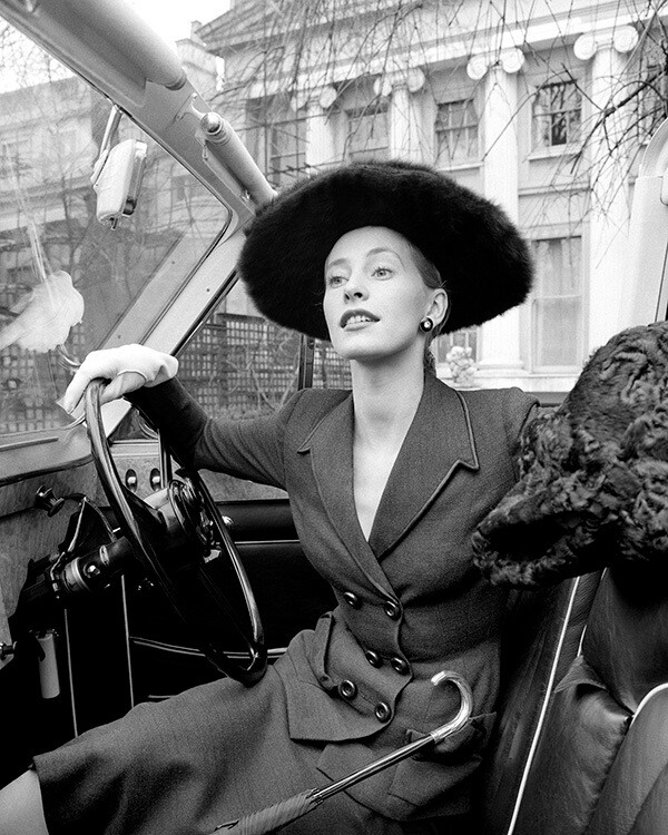 В машине носит костюм Lachasse и шляпу от Simone Mirman. Vogue , февраль 1951 г., в статье Лондонские коллекции. Фотограф Норман Паркинсон