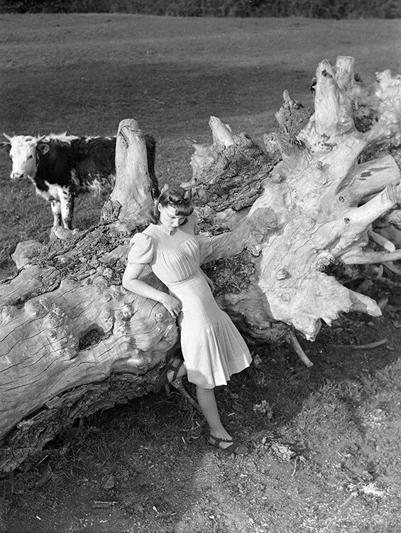В платье Jaeger для Vogue, июль 1941 года. Фотограф Норман Паркинсон
