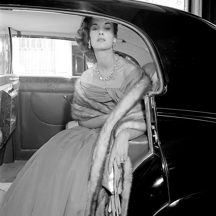 В салоне Rolls Royce 1955 Silver Cloud для Vogue, октябрь 1955 года. Фотограф Норман Паркинсон