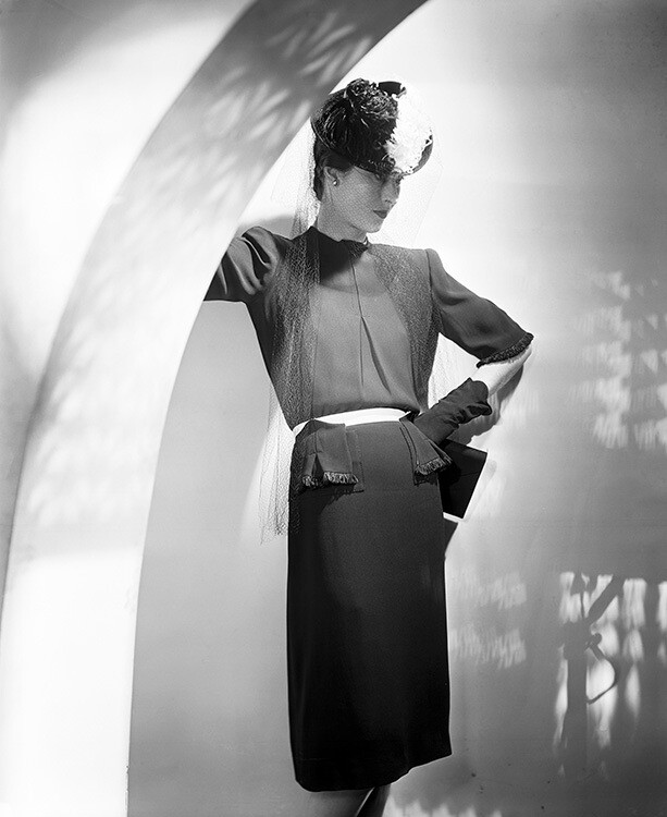 В черном креповом платье и горчичном поясе от Molyneux. Vogue, ноябрь 1944 г. Фотограф Норман Паркинсон