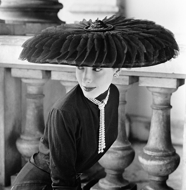 В шляпе Legroux Soeurs, одной из самых популярных шляп в Париже, от La Belle Epoque до 1950-х годов, 1952 год. Фотограф Норман Паркинсон