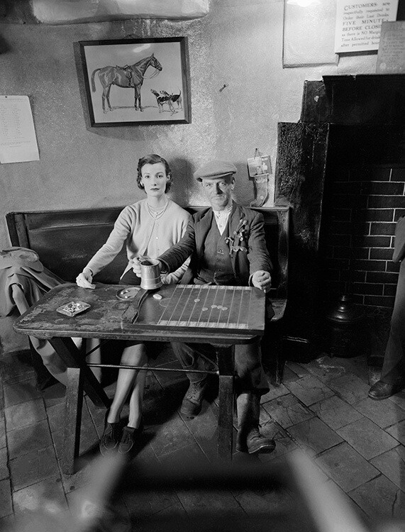 Венда Паркинсон в кашемировых трусах от Womens Home Industries. В общественном баре Hobnails Inn, Little Washbourne, Gloucestershire. Vogue, февраль 1951 года. Фотограф Норман Паркинсон
