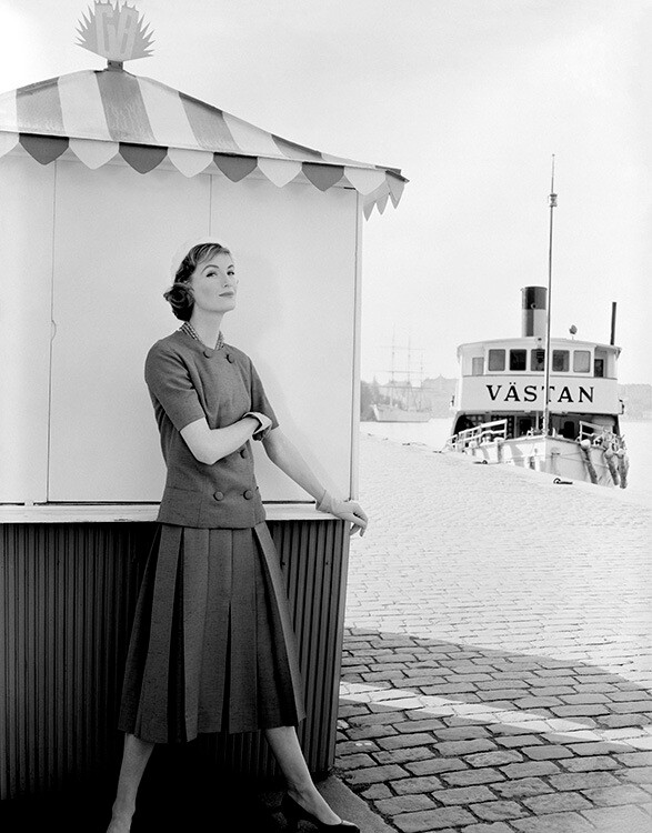 Венда Паркинсон в Стокгольме, Швеция. Vogue, июль 1955 г. Фотограф Норман Паркинсон
