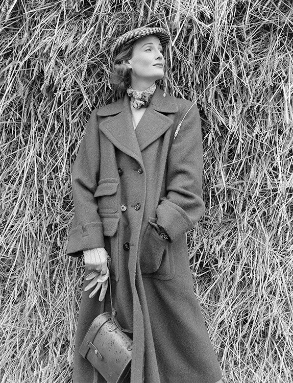 Венда Паркинсон в шотландском твидовом пальто от Aquascutum для Vogue, 1951 год. Фотограф Норман Паркинсон