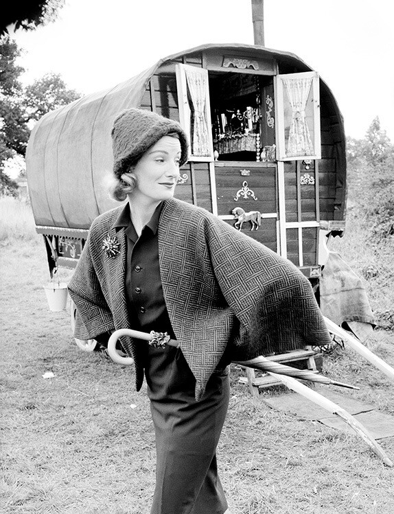 Венда Паркинсон во время фотосессии для Vogue, март 1950 года. Фотограф Норман Паркинсон