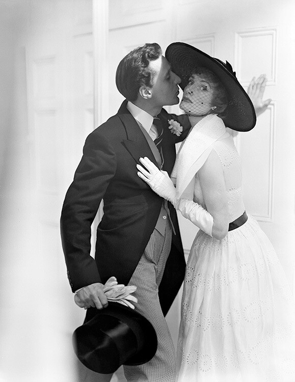 Венда Паркинсон и Патрик МакНи в фотосессии для Vogue, июнь 1950 года. Фотограф Норман Паркинсон